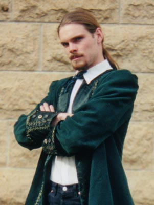 Mikkel Conradi as Frank Draxon